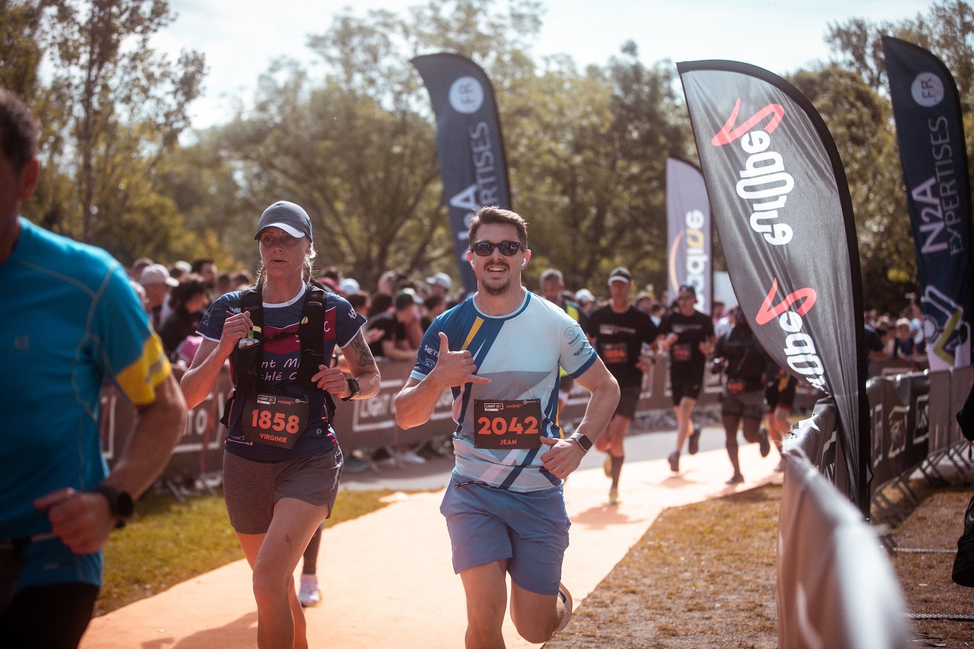 Deux coureuses, sourires à l'arrivée