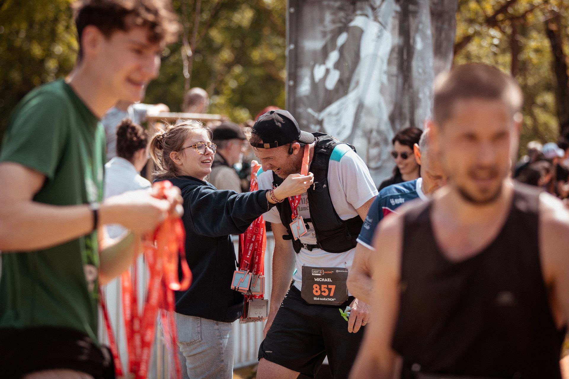 Un bénévole encourage un coureur sur le parcours