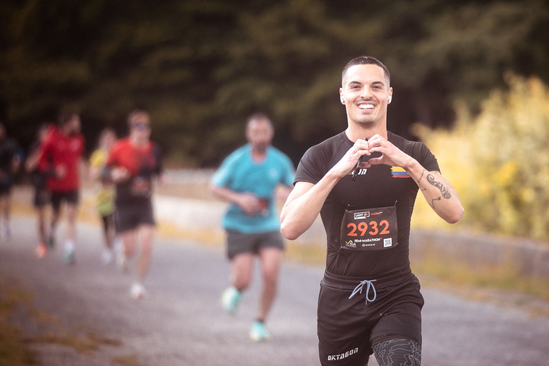 Coureur du Semi-Marathon** qui fait un cœur avec les mains