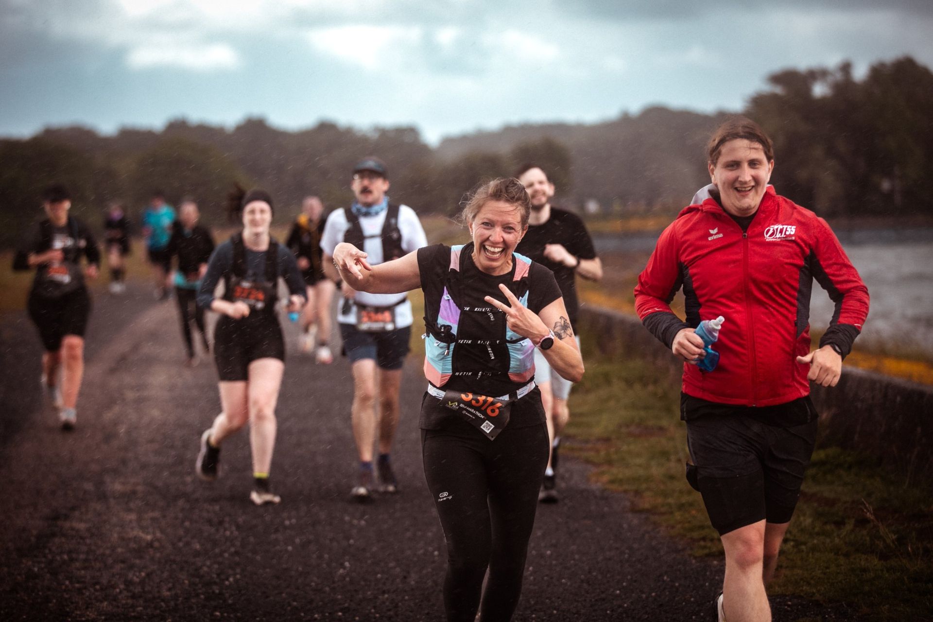 Coureuse du Semi-Marathon** tout sourire sous la pluie, sur la digue, 2026
