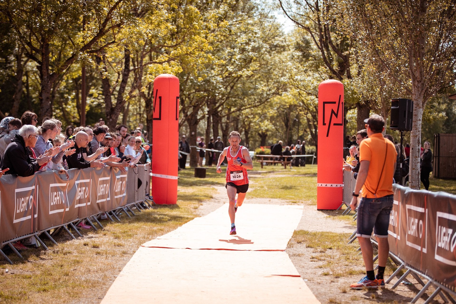 Les coureurs s'élancent sous l'arche LIGHT ON