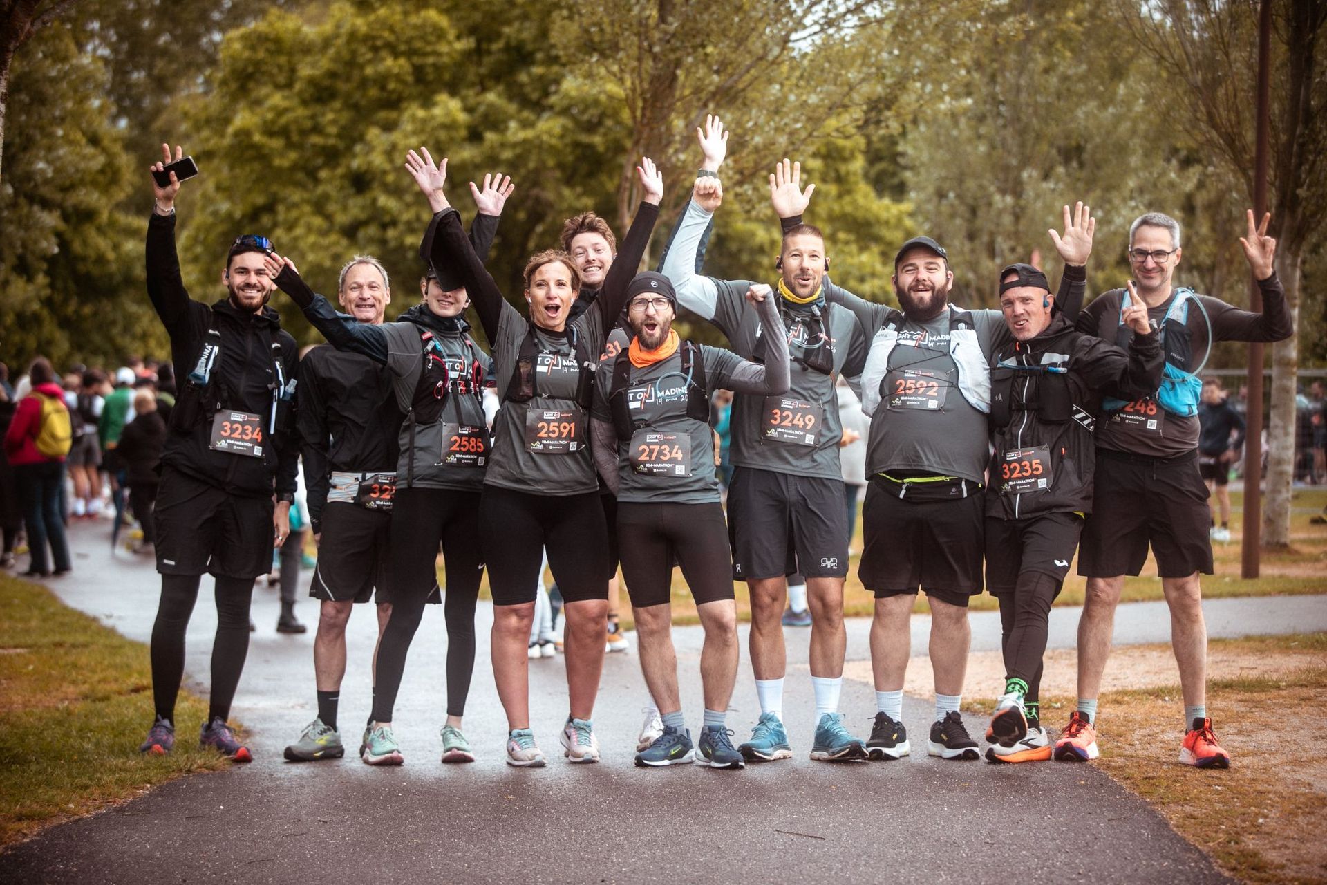 Groupe de coureurs du Semi-Marathon** bras levés avant le départ, 2026